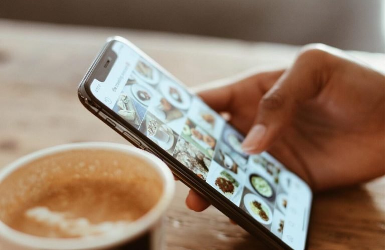 selective-focus-photography-of-person-using-iphone-x-1542252-1200x780